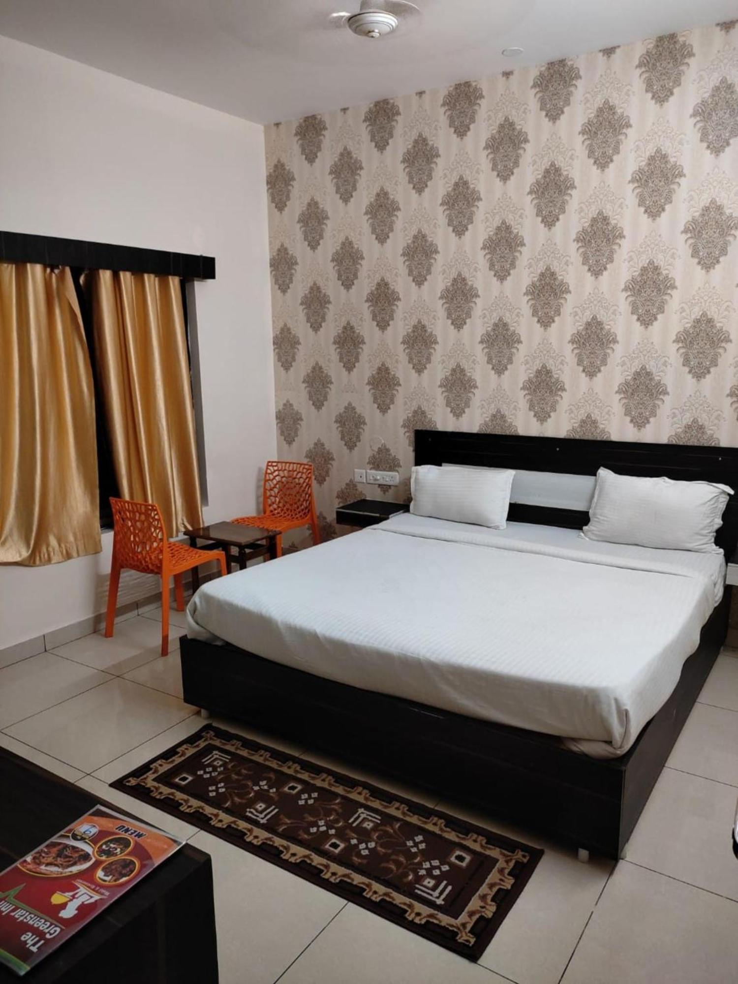 Goroomgo Blue Bell Bhubaneswar - Well Decorated Room -Wifi And Parking Facilities Available Exteriör bild